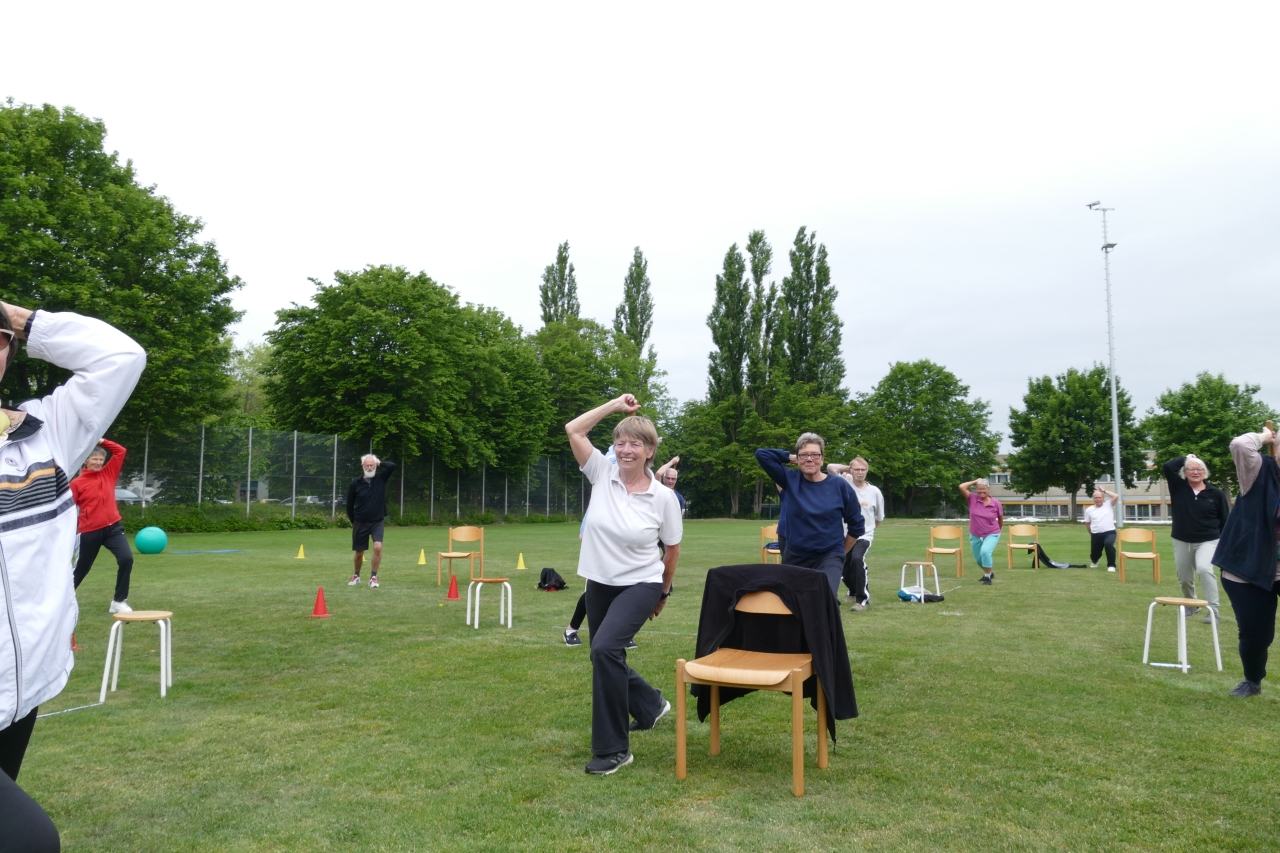 Wirbelsäulensport auf dem Sportplatz